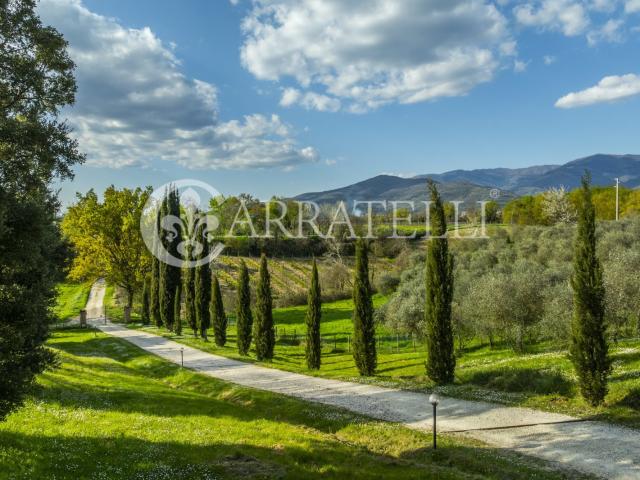 Tenuta nel cuore della campagna del Valdarno, proponiamo pre. 560m² Terranuova Bracciolini