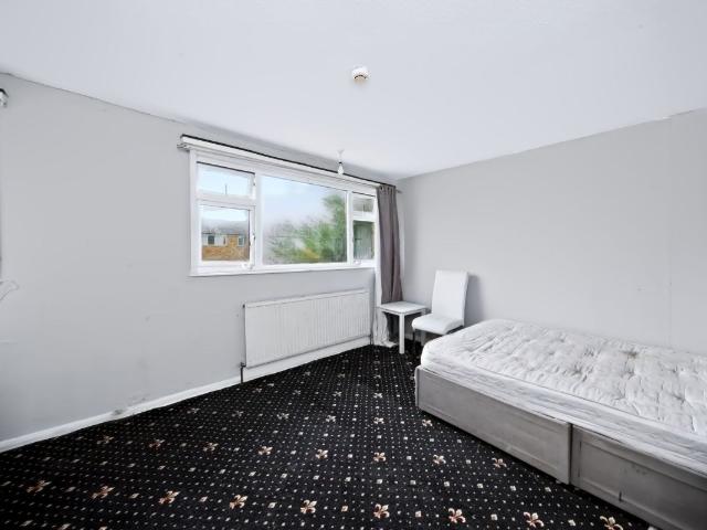 Tenby Drive, Luton LU4, 4 bed terraced house to rent, £1,700 pcm | PrimeLocation