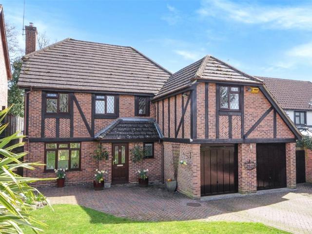 Tenby Road, Frimley, Camberley. 5 bed detached house to rent £3,000 pcm £692 pw