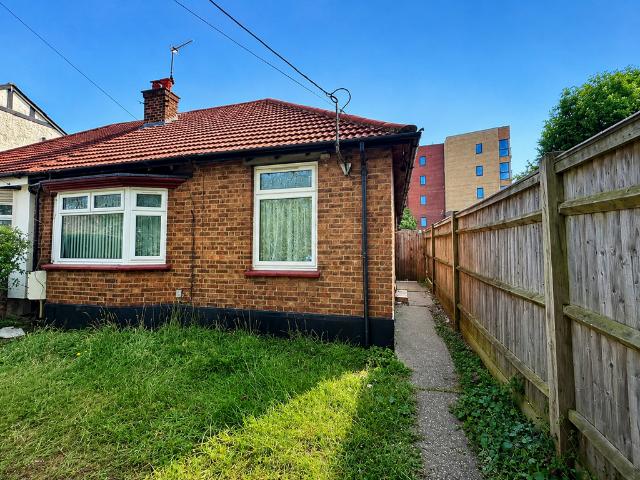 Tennyson Drive, Basildon, Essex, SS13 2 bed bungalow to rent £1,495 pcm £345 pw