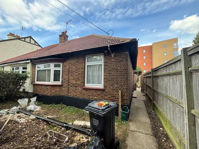 Tennyson Drive, Basildon, Essex, SS13 2 bed bungalow to rent £1,495 pcm £345 pw