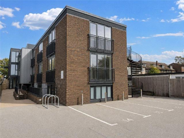 Tealing Drive, Surrey KT19 1 bed flat to rent £1,450 pcm £335 pw