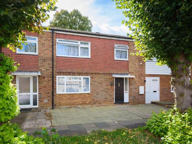 Teddington Close 3 bed terraced house to rent £1,400 pcm £323 pw