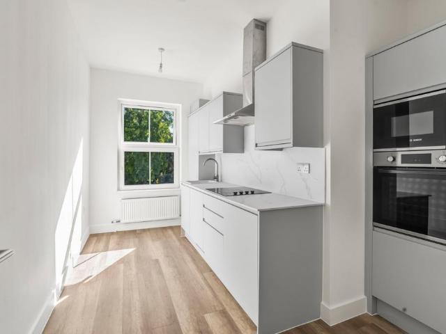Teddington Park Road, Teddington, TW11 1 bed apartment to rent £1,850 pcm £427 pw