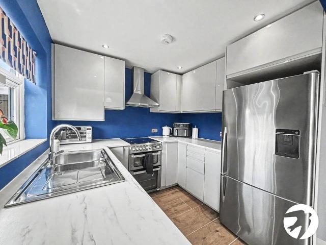 Teesdale Road, Dartford, Kent, DA2 3 bed semi detached house to rent £2,000 pcm £462 pw