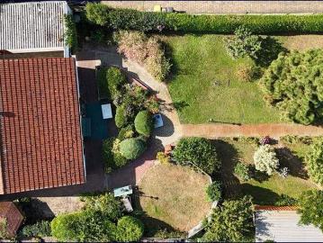 Teilbares Baugrundstück mit kleinem Bungalow: Option für 1 2 Neubauten in attraktiver Lage