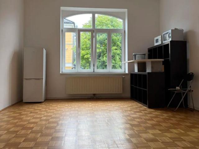 TEILMÖBLIERTE 2 ZIMMER ALTBAUWOHNUNG nähe Lenaupark