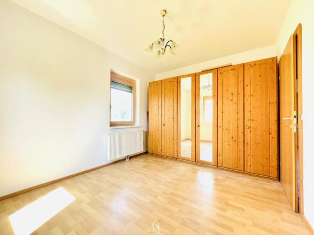 Teilmöblierte 2 Zimmer Wohnung mit neuer Küche & Parkplatz vor der Tür!