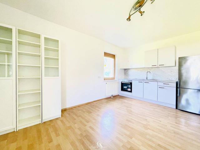 Teilmöblierte 2 Zimmer Wohnung mit neuer Küche & Parkplatz vor der Tür!