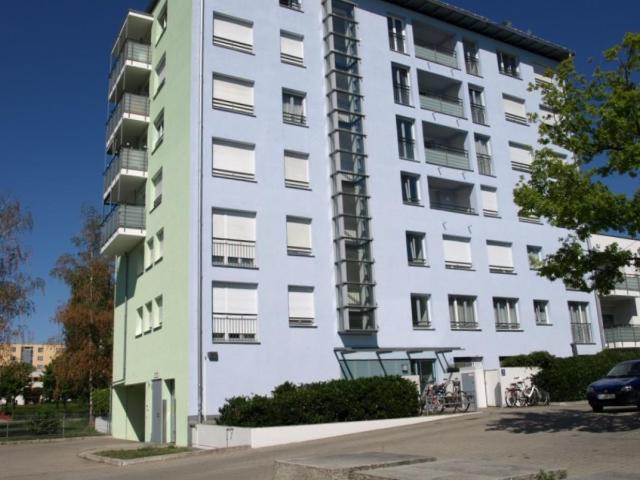 Teilmöblierte 3 Zimmer Wohnung mit großer Dachterrasse und TG Stellplatz
