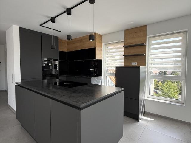 Teilmöblierte 4,5 Zi. Whg. mit EBK, Balkon, 2 TG Stellplätzen