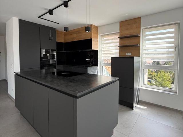 Teilmöblierte 4,5 Zi. Whg. mit EBK, Balkon, 2 TG Stellplätzen