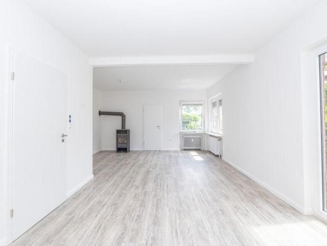 Teilmodernisierte 4 Zimmer Wohnung mit Garten, Kamin und großzügiger Nutzfläche