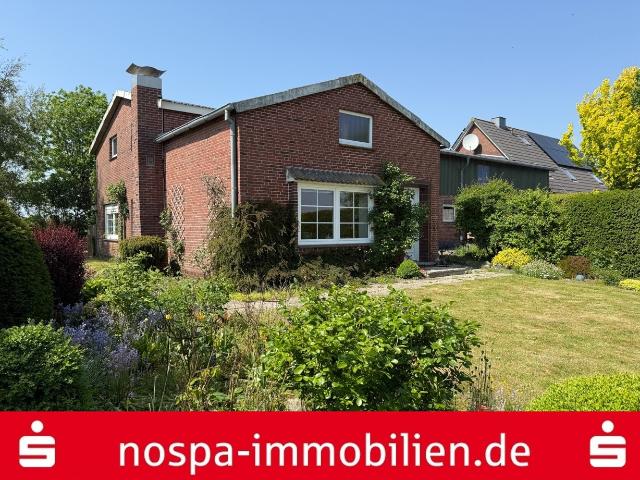 Teilmodernisierte Doppelhaushälfte auf über 1.400 m² großem Grundstück!