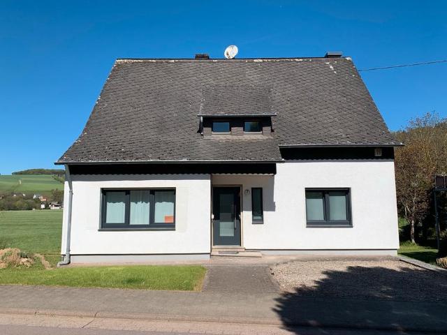 Teilmodernisiertes EFH mit Bachlauf und Ausblick in Zerf