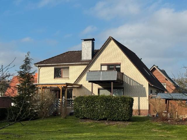 Teilmodernisiertes Ein,Zweifamilienhaus mit Garage in Spaden