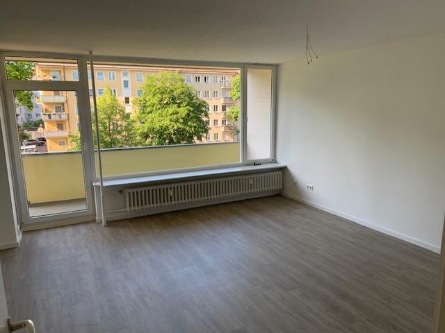 Teilsaniert Schöne, helle 2 Zimmer Wohnung mit Balkon