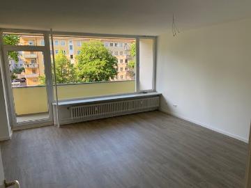 Teilsaniert Schöne, helle 2 Zimmer Wohnung mit Balkon