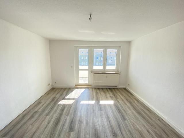 Teilsaniert & stilvoll: 3 Raum Wohnung in Weida mit modernem, dunklem Boden, schönem Bad & Balkon!