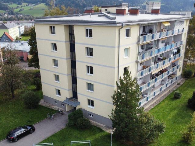 Teilsanierte 3 Zimmer Wohnung im 1. Obergeschoss mit großzügiger Loggia