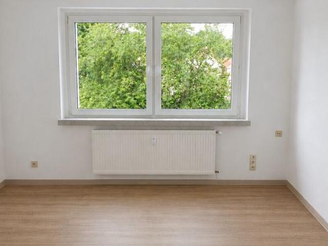 teilsanierte 3 Zimmer Wohnung im 2. OG im Pleißenweg, Neukirchen, beziehbar ab 01.08.2026