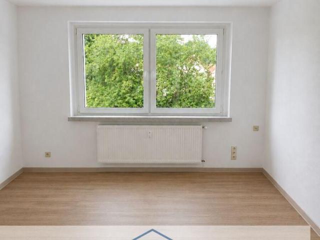 teilsanierte 3 Zimmer Wohnung im 2. OG im Pleißenweg, Neukirchen, beziehbar ab 01.08.2026