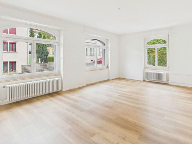 Teilsanierte 2.5 Zimmerwohnung an guter Lage mit hervorragender ÖV Anbindung