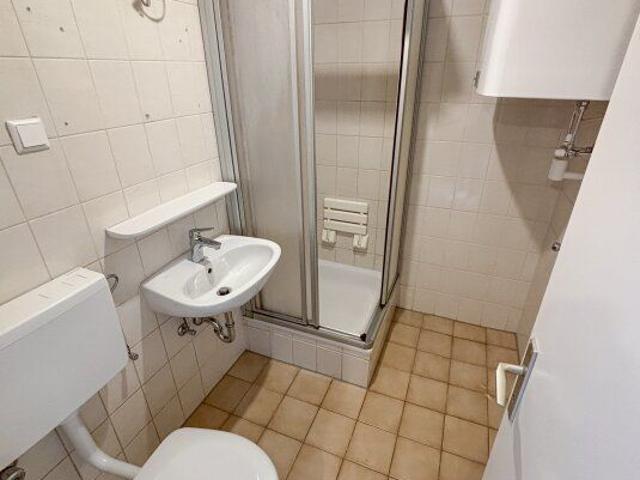 Teilsanierte Single Wohnung in Zeltweg