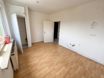Teilsanierte Single Wohnung in Zeltweg