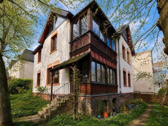 Teilsaniertes Altbau Zweifamilienhaus mit eingewachsenem Garten