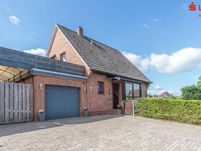 Teilsaniertes Einfamilienhaus in ruhiger Siedlungslage