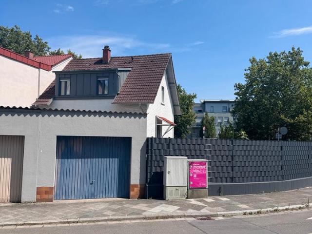 Teilsaniertes Einfamilienhaus inkls Garage Hof und Garten
