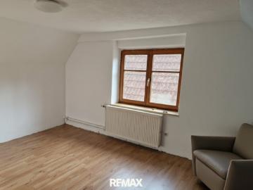 Teilsaniertes Einfamilienhaus mit großem Grundstück in ruhiger Lage