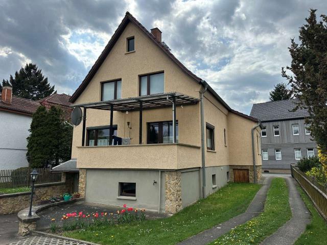 Teilsaniertes Einfamilienhaus mit großem Grundstück