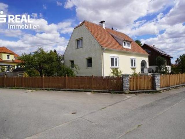 Teilsaniertes Einfamilienhaus mit Garten und Garage
