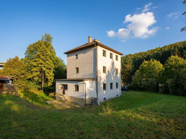Teilsaniertes Wohnhaus mit viel Platz, Grünblick und Entwicklungspotenzial in Zentrumsnähe
