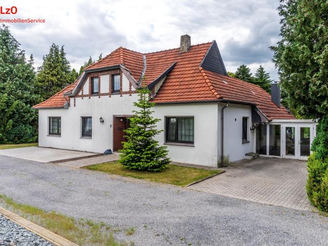 Teilsaniertes Wohnhaus mit großem Grundstück in zentraler Lage von Ocholt