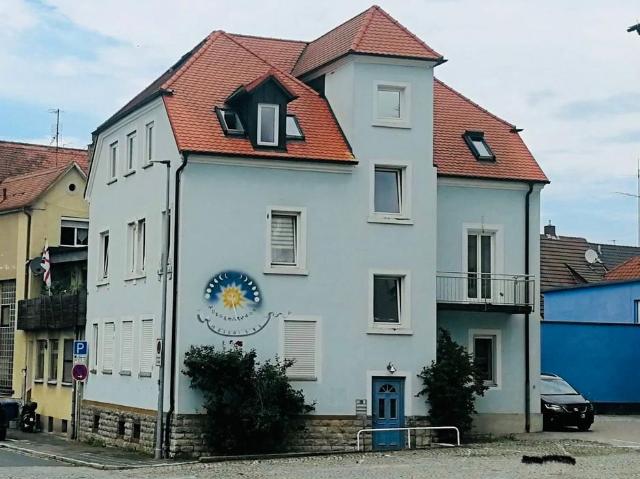 Teilrenovierte 5 Zimmer Whg mit Balkon im Zentrum von Neustadt