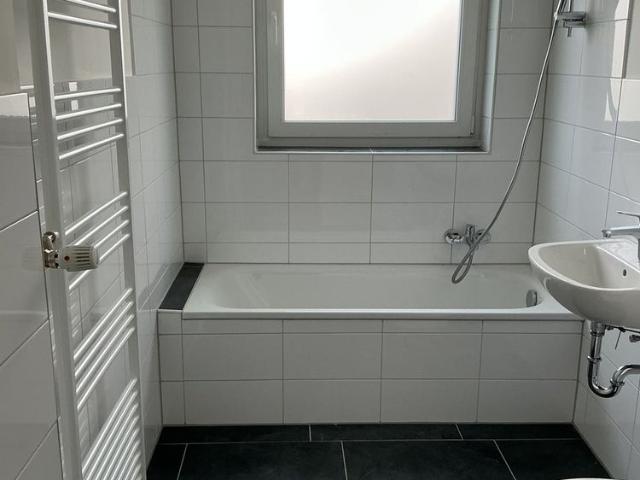Teilrenovierte, helle 3,5 Zimmerwohnung mit Tageslichtbad und Balkon