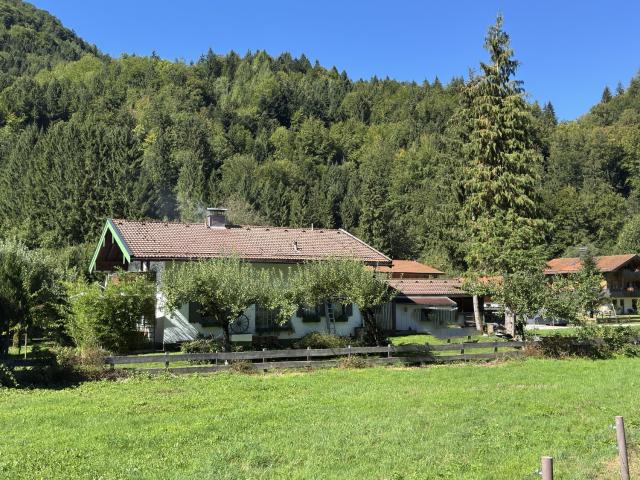 Teilrenoviertes EFH mit 2 Bädern, topp EBK, Kachelofen, Doppel Garage u. Carport in Naturrandlage