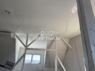 Teilrestaurierte Dachgeschosswohnung wegen Herzinfarkt zu verkaufen