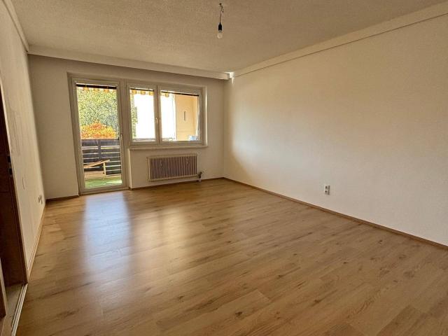 Teilweise frisch renovierte Wohnung mit neuer Küche, Loggia und Garage
