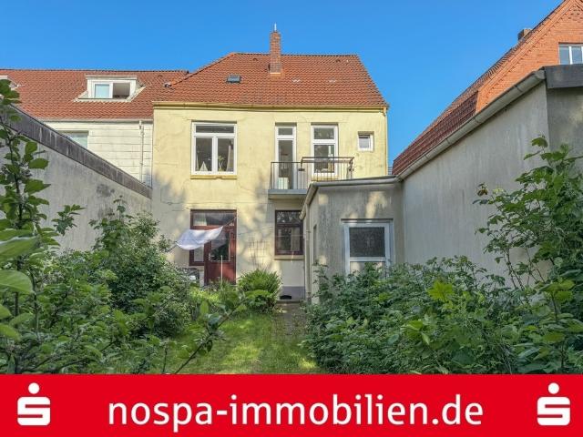 Teilweise vermietetes und sanierungsbedürftiges Stadthaus mit 2 Wohnungen