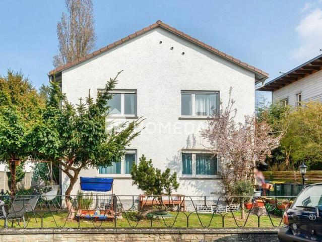 Teilvermietetes Mehrfamilienhaus mit 3 Wohneinheiten, Nebengebäude und Garten in beliebter Lage