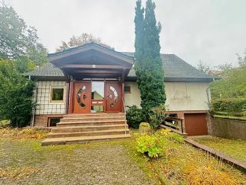 Teilvermietetes Zweifamilienhaus auf 1.185 m² Grundstück