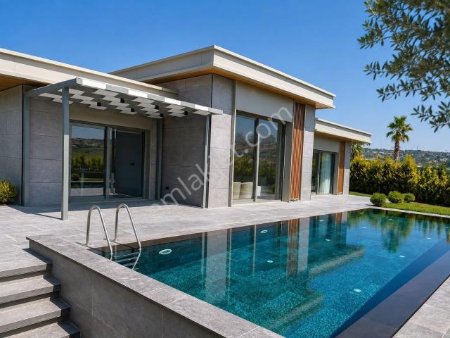 Tek Katlı 7+1 Göl Manzaralı Modern Lüks Villa
