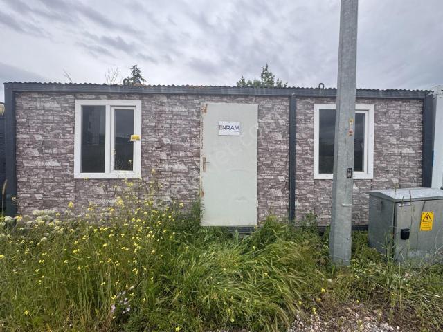 Tek Odalı 21m2 Elektrık Tesısatlı Güçlendırılmış Şase Ve Ilave Çatılı Yaşam Konteynerı