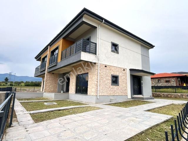 Tek Yetkili Aygül'den Edremit Yayla Önün'de 462 M2 Arsa İçinde Sıfır Otoparklı 3+1 Satılık İkizvilla