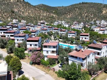 Tek Yetkili Güre De Site İçinde Ortak Havuzlu Satılık 4+1 Villa