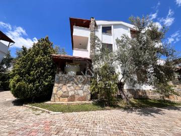 Tek Yetkili Kavuşturan'dan Güre'de Satılık Denize 500 Metre Vill